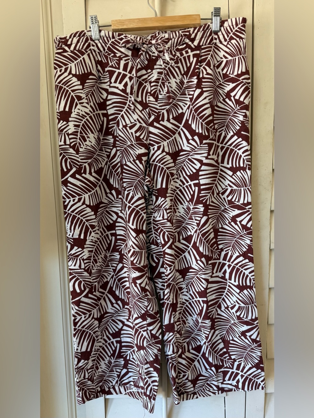 LARGE Per Se Tropical Leaf Print Wide Leg Pants - White on Burgundy Brown
